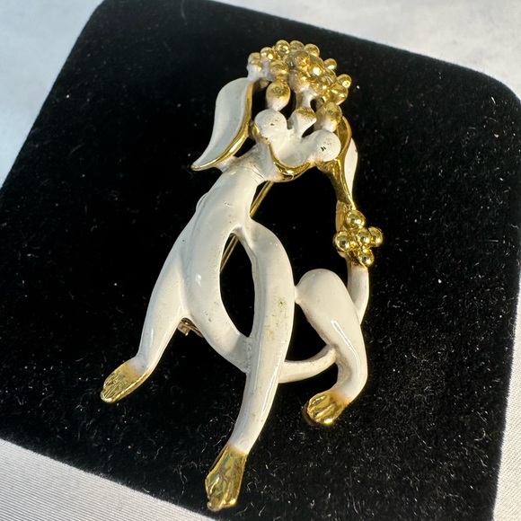 Smiling poodle pin - Picture 2 of 7